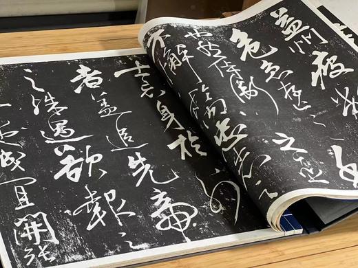 《岳少保书武侯出师二表拓本》，宋 岳飞 书，线装，宣纸精印，4开（58*44厘米），约40多个筒子页，中国美术学院2002年1版1印。定价880，售价188元。 商品图6