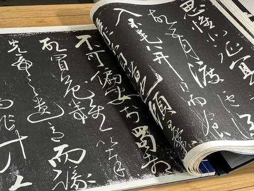 《岳少保书武侯出师二表拓本》，宋 岳飞 书，线装，宣纸精印，4开（58*44厘米），约40多个筒子页，中国美术学院2002年1版1印。定价880，售价188元。 商品图9