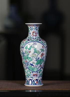 斗彩开窗花卉观音尊