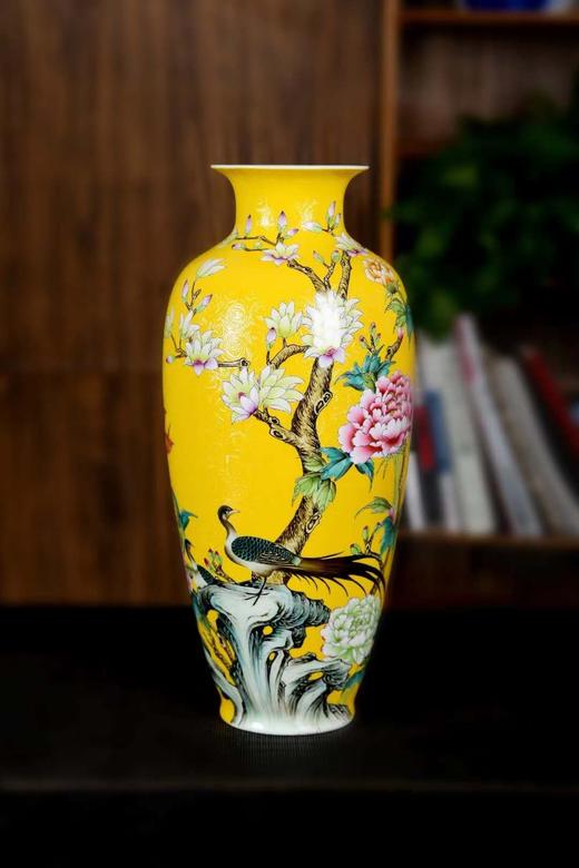 粉彩黄地扒花花鸟赏瓶 商品图0