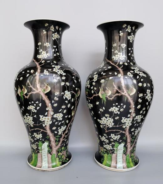 黑地素三彩喜鹊登梅鱼尾瓶 商品图0