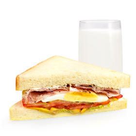 培根煎蛋+热牛奶