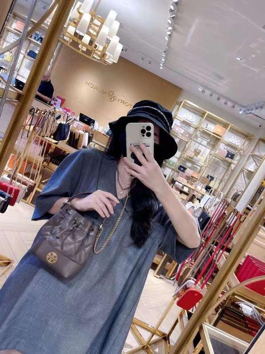 历史低价¥1699！TB willa小香风小号水桶， 大象灰🐘包身轻盈容量大！！皮质软糯又耐磨抗造！ 商品图3