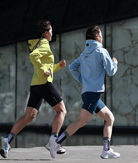 BODYWIT飞甲女软壳防风防水轻量保暖跑步风衣