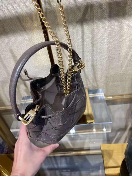 历史低价¥1699！TB willa小香风小号水桶， 大象灰🐘包身轻盈容量大！！皮质软糯又耐磨抗造！ 商品图8