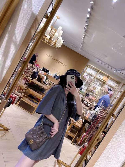 历史低价¥1699！TB willa小香风小号水桶， 大象灰🐘包身轻盈容量大！！皮质软糯又耐磨抗造！ 商品图5