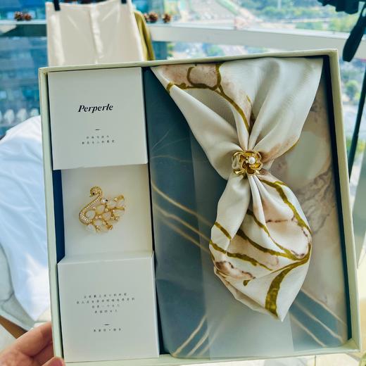 【甄珠贝·花卉系列】90*90cm 18姆米双面异色【一朵山茶花】丝巾和进口【天鹅】胸花和山茶花丝巾扣礼盒套装【适合送外宾】 商品图0