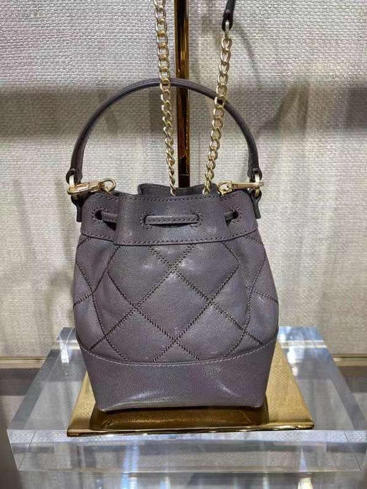 历史低价¥1699！TB willa小香风小号水桶， 大象灰🐘包身轻盈容量大！！皮质软糯又耐磨抗造！ 商品图7