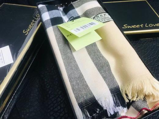特惠围巾清仓处理 礼盒有点破损 围巾全新 进货成本48元 商品图0