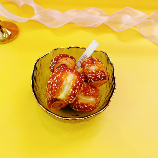 芝士小热狗（表面红椒粉，不是烤焦）