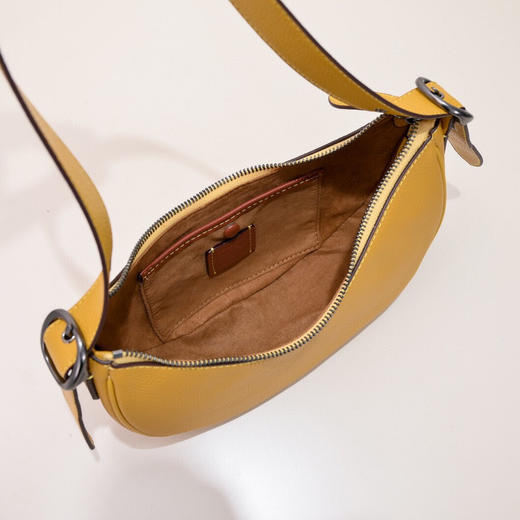 秋季特惠💰450 蔻驰新款女包Luna月牙包豌豆包CC439 荔枝纹头层牛皮 商品图7