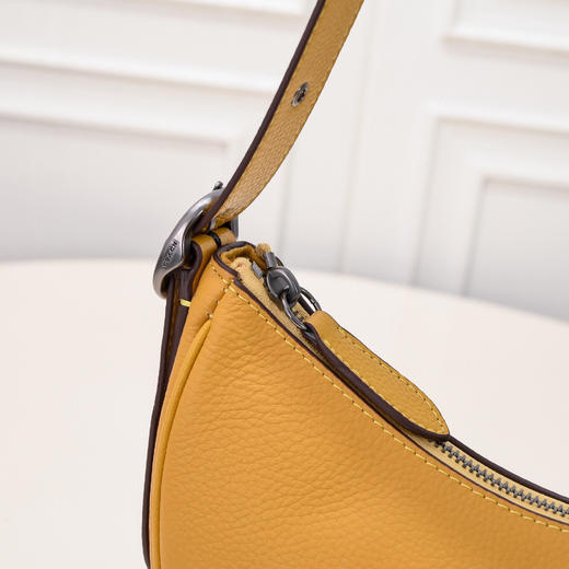 秋季特惠💰450 蔻驰新款女包Luna月牙包豌豆包CC439 荔枝纹头层牛皮 商品图3