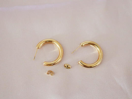 气质中号。金色复古耳圈。无惧流汗！瑜伽舞蹈运动健身可戴（钛钢镀18k金） 商品图1