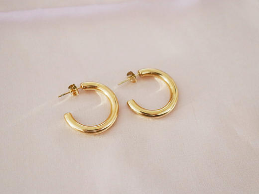 气质中号。金色复古耳圈。无惧流汗！瑜伽舞蹈运动健身可戴（钛钢镀18k金） 商品图0