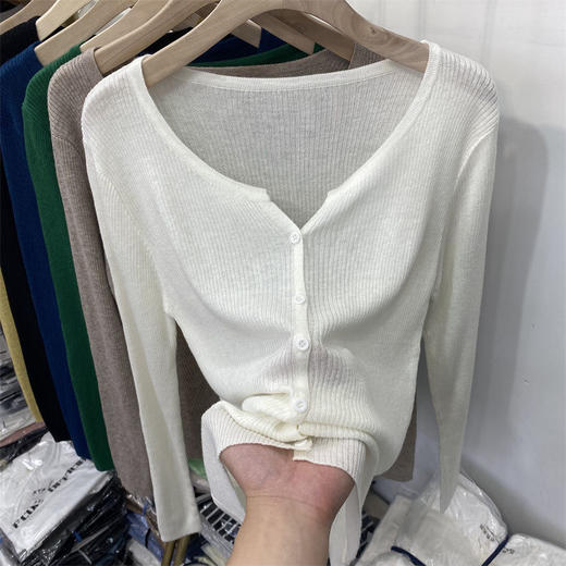 本季刚需丨坑条肌理 百搭休闲V领修身针织衫 商品图6