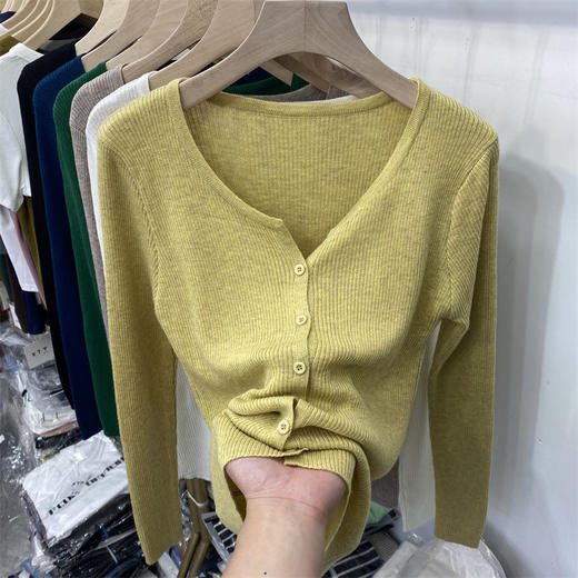 本季刚需丨坑条肌理 百搭休闲V领修身针织衫 商品图4