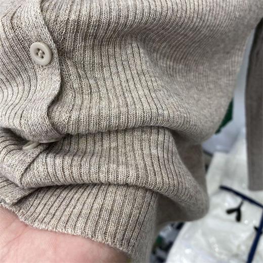 本季刚需丨坑条肌理 百搭休闲V领修身针织衫 商品图3