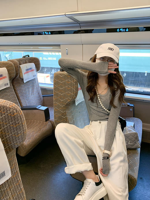 <曾小咸推荐> 微信粉丝秒杀专场 仅此今天 活动结束下架 白色低领打底衫女内搭春秋韩版洋气百搭长袖t恤修身显瘦u领上衣 日常89.99 立降40 元 今天秒杀价 49.99！！ 商品图2