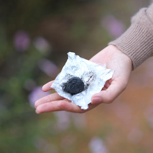 【真正九蒸九晒黑芝麻丸】九蒸九晒黑芝麻丸，每天4颗 滋养身心 ，纯手工制丸 无添加 滋补肾气，生发乌发 200g/罐，一罐21颗左右，一个月是6罐的量 商品图4