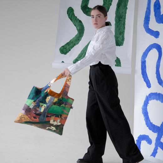 德国LOQI 博物馆系列 皮埃尔·奥古斯特·雷诺阿 公园里带阳伞的女人 万用环保袋 PR.WP  再生环保材料 单肩可折叠 旅行大容量 防泼水 超轻50g可承重40斤 商品图2