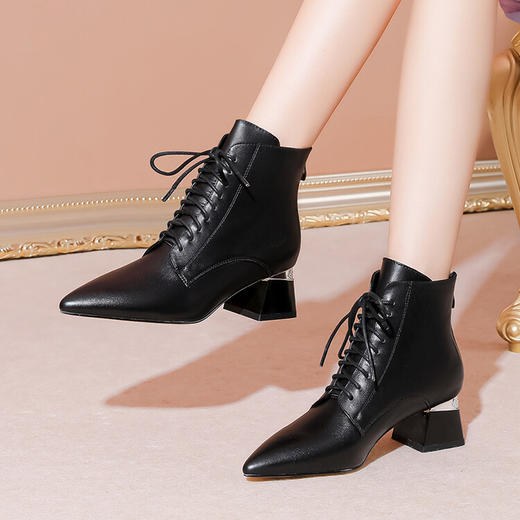 时尚潮流，尖头粗跟短靴 JZX-168-73 商品图1