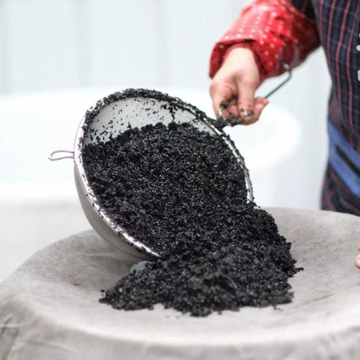 【真正九蒸九晒黑芝麻丸】九蒸九晒黑芝麻丸，每天4颗 滋养身心 ，纯手工制丸 无添加 滋补肾气，生发乌发 200g/罐，一罐21颗左右，一个月是6罐的量 商品图11