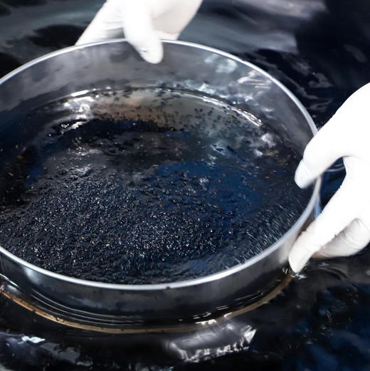 【真正九蒸九晒黑芝麻丸】九蒸九晒黑芝麻丸，每天4颗 滋养身心 ，纯手工制丸 无添加 滋补肾气，生发乌发 200g/罐，一罐21颗左右，一个月是6罐的量 商品图9