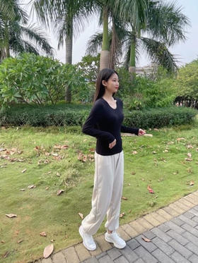 10月买家秀 衣服摸起来质感挺不错的，做工各方面也可以，单穿或者做内搭都适合！