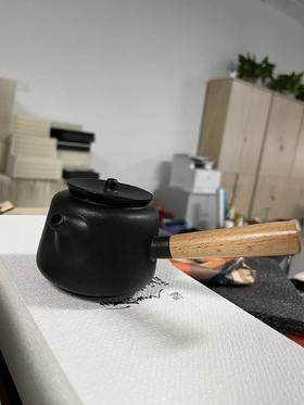 路宝侧把茶壶