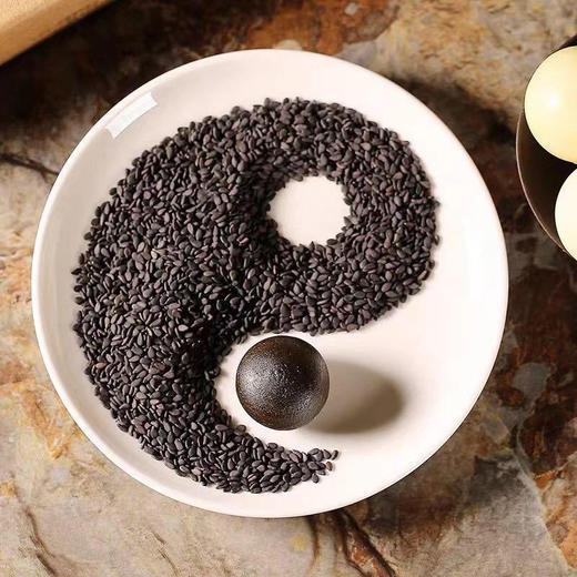 【真正九蒸九晒黑芝麻丸】九蒸九晒黑芝麻丸，每天4颗 滋养身心 ，纯手工制丸 无添加 滋补肾气，生发乌发 200g/罐，一罐21颗左右，一个月是6罐的量 商品图12