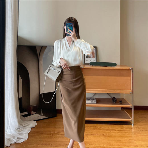 【限时折扣】法式温婉柔软亲肤光泽感V领两侧褶皱衬衫 商品图3