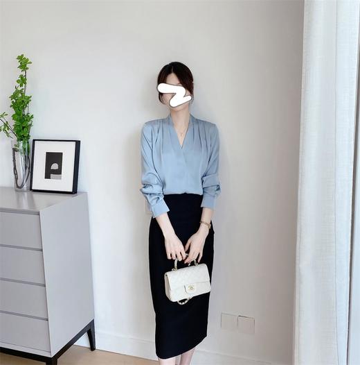 【限时折扣】法式温婉柔软亲肤光泽感V领两侧褶皱衬衫 商品图1