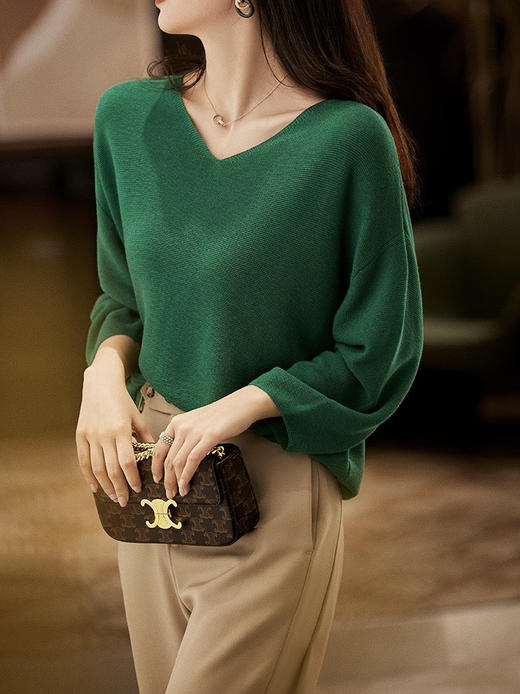 【限时折扣】秋季简约V领纯色针织衫 商品图1