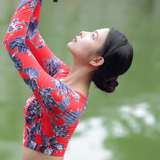 爆款好货 美胸露脐长袖-凝羽叶 商品图0