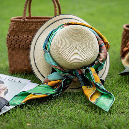 【下单随机赠阎文喜系列款】艺术丝巾 阎文喜作 桑蚕丝 面料舒适 油画与丝巾的完美融合，向艺术致敬  《卡西的早晨》 《牧场》《圣地》《丝路古道驼铃声》 商品图3