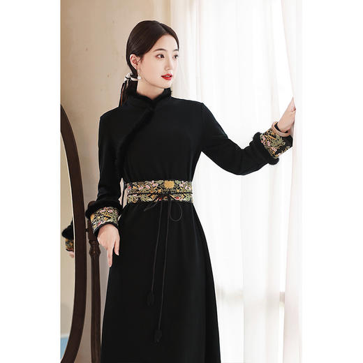修身优雅，毛毛领刺绣腰封立领复古改良旗袍连衣裙JLM-2313 商品图2