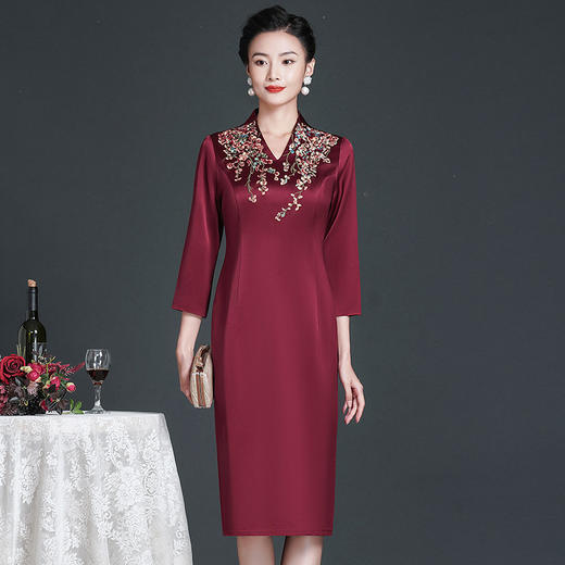ZY-Q6056秋装新款醋酸缎面绣花连衣裙大码显瘦端庄婚宴礼服 商品图1