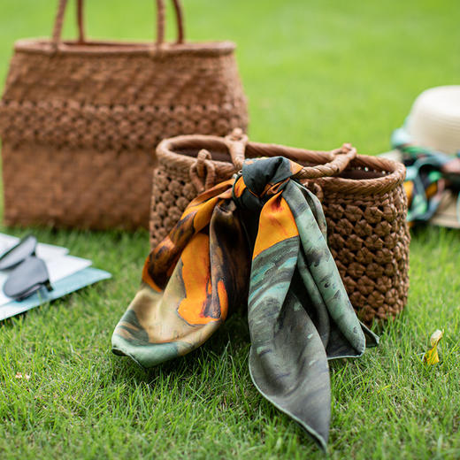 【下单随机赠阎文喜系列款】艺术丝巾 阎文喜作 桑蚕丝 面料舒适 油画与丝巾的完美融合，向艺术致敬  《卡西的早晨》 《牧场》《圣地》《丝路古道驼铃声》 商品图14