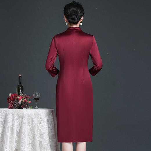 ZY-Q6056秋装新款醋酸缎面绣花连衣裙大码显瘦端庄婚宴礼服 商品图3