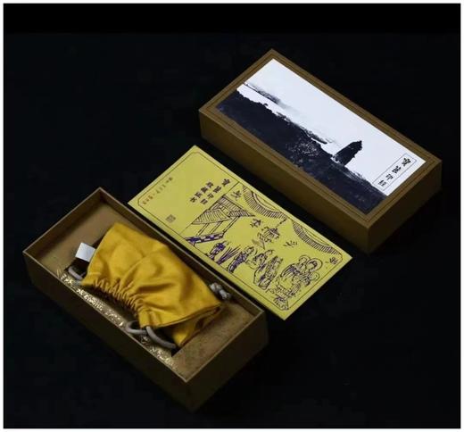 《宝箧自千秋：雷峰塔藏经》，一归 金亮主编，12开，软精装，188页，全彩精印，西泠印社2022年5月一版一印。《宝箧自千秋》收雷峰塔藏经18卷，千年瑰宝，自此终于可以集于一书，一起呈现。原价260元 商品图12