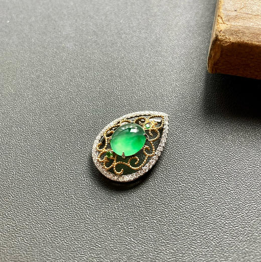 玻璃种阳绿翡翠蛋面吊坠 商品图1