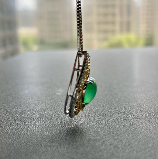 玻璃种阳绿翡翠蛋面吊坠 商品图10