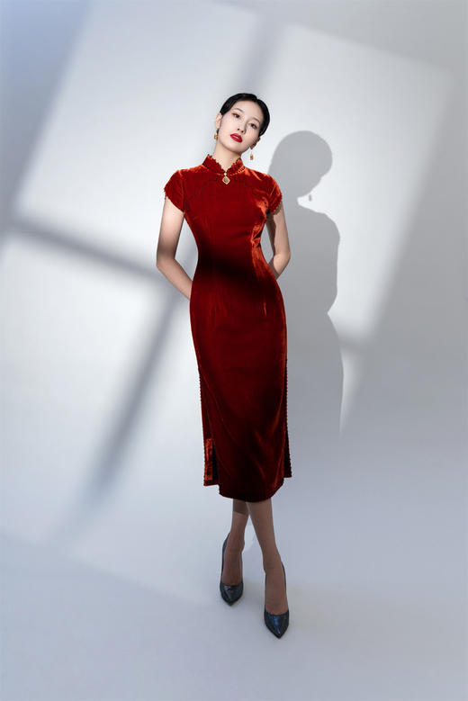 荷言HEYEN 锦裘红 橘红色真丝丝绒旗袍+黑色珍珠点缀花瓣襟 商品图4