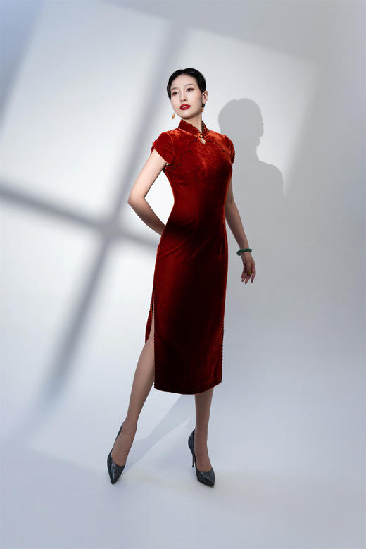 荷言HEYEN 锦裘红 橘红色真丝丝绒旗袍+黑色珍珠点缀花瓣襟 商品图3