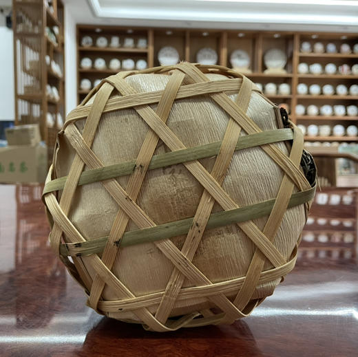 【19:00开售！今日超值福利价：699元/筐！】稀缺款2016年千家寨千年古树纯料老生茶散料1000克全手工编织竹筐装【难得的蜜香型】【人手必囤】 商品图2