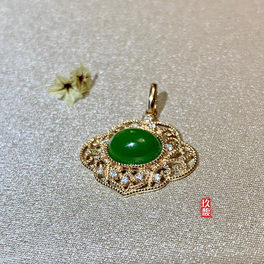 18K玫瑰金和田玉（碧玉）镶钻吊坠--如意锁 /蛋面6*8mm/苹果绿 商品图4
