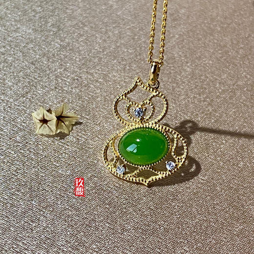 18K黄金和田玉（碧玉）镶钻吊坠-葫芦 /蛋面6*8mm/苹果绿 商品图5