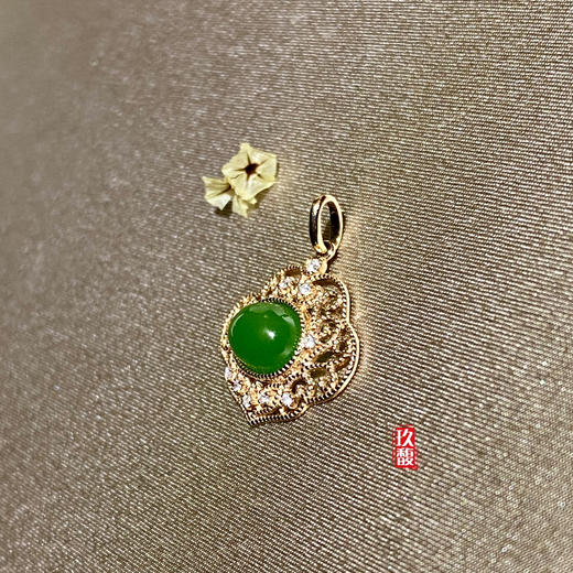 18K玫瑰金和田玉（碧玉）镶钻吊坠--如意锁 /蛋面6*8mm/苹果绿 商品图5