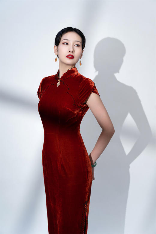 荷言HEYEN 锦裘红 橘红色真丝丝绒旗袍+黑色珍珠点缀花瓣襟 商品图6