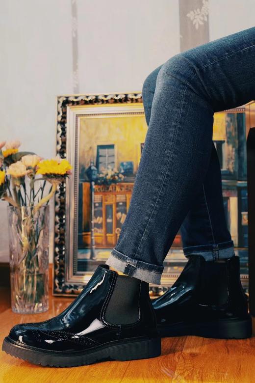 FinalSale季末特价——国货优品系列经典款布洛克雕花切尔西女靴DAY STYLE990黑色漆皮（超轻款） 商品图12